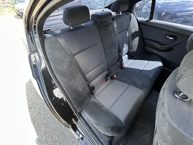 ＢＭＷ ３２５ｉ Mスポーツ 滋賀県 2009(平21)年 12.1万km 黒 ・パワーシート/・スマートキー/・後付バックカメラ＆モニター/・リアスポイラー/・DVD再生機能付き純正ナビ
