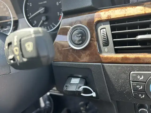 ＢＭＷ ３２５ｉ Mスポーツ 滋賀県 2009(平21)年 12.1万km 黒 ・パワーシート/・スマートキー/・後付バックカメラ＆モニター/・リアスポイラー/・DVD再生機能付き純正ナビ