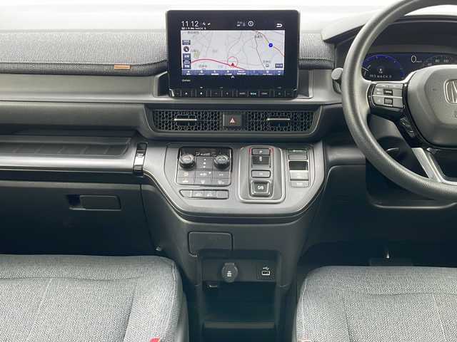 ホンダ ステップワゴン eHEV エアー 大阪府 2023(令5)年 1.4万km プラチナホワイトパール 外部検査実施済み/ワンオーナー/純正メモリナビ【LXM237VFNi】/(DVD/フルセグTV/Bluetooth/USB/MSV)/バックカメラ/純正フリップダウンモニター/両側パワースライドドア/ホンダセンシング/・衝突軽減ブレーキ/・アダプティブクルーズコントロール/・車線維持支援システム/・路外逸脱抑制機能/・誤発進抑制機能/・先行車発進お知らせ機能/・標識認識機能/・歩行者事故低減ステアリング/・後方誤発進抑制機能/・誤発進抑制機能/・近距離衝突軽減ブレーキ/・トラフィックジャムアシスト/・オートハイビーム/純正16インチアルミホイール/スマートキー/LEDヘッドライト/ビルトインETC/新車時保証書/取扱説明書