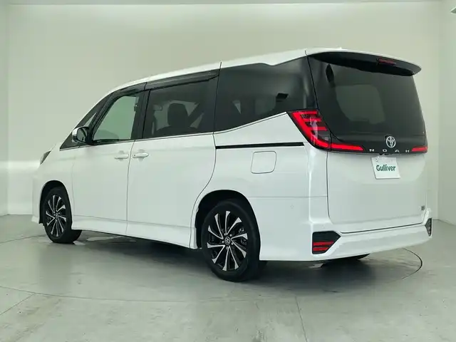トヨタ ノア ハイブリッド 愛知県 2024(令6)年 0.8万km ホワイトパールクリスタルシャイン 純正10型ナビ/・AppleCarPlay/・Bluetooth/・フルセグ/・DVD/・CD/フリップダウンモニター/ETC/パノラマミックビューモニター/前後ドライブレコーダー/両側パワースライドドア/追従型クルコン/ABS/BSM/レーンキープアシスト/横滑り防止装置/イモビライザー/オートライト/オートマチックハイビーム/衝突軽減システム/LEDヘッドライト/純正アルミホイール