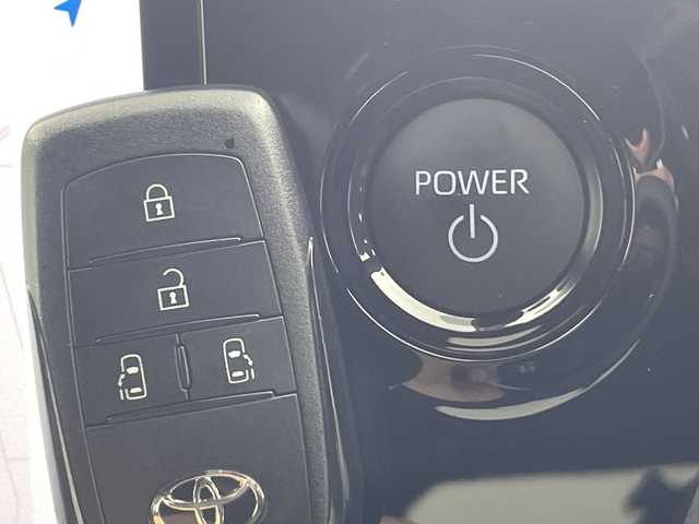 トヨタ ノア ハイブリッド 愛知県 2024(令6)年 0.8万km ホワイトパールクリスタルシャイン 純正10型ナビ/・AppleCarPlay/・Bluetooth/・フルセグ/・DVD/・CD/フリップダウンモニター/ETC/パノラマミックビューモニター/前後ドライブレコーダー/両側パワースライドドア/追従型クルコン/ABS/BSM/レーンキープアシスト/横滑り防止装置/イモビライザー/オートライト/オートマチックハイビーム/衝突軽減システム/LEDヘッドライト/純正アルミホイール