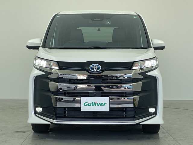 トヨタ ノア ハイブリッド 愛知県 2024(令6)年 0.8万km ホワイトパールクリスタルシャイン 純正10型ナビ/・AppleCarPlay/・Bluetooth/・フルセグ/・DVD/・CD/フリップダウンモニター/ETC/パノラマミックビューモニター/前後ドライブレコーダー/両側パワースライドドア/追従型クルコン/ABS/BSM/レーンキープアシスト/横滑り防止装置/イモビライザー/オートライト/オートマチックハイビーム/衝突軽減システム/LEDヘッドライト/純正アルミホイール