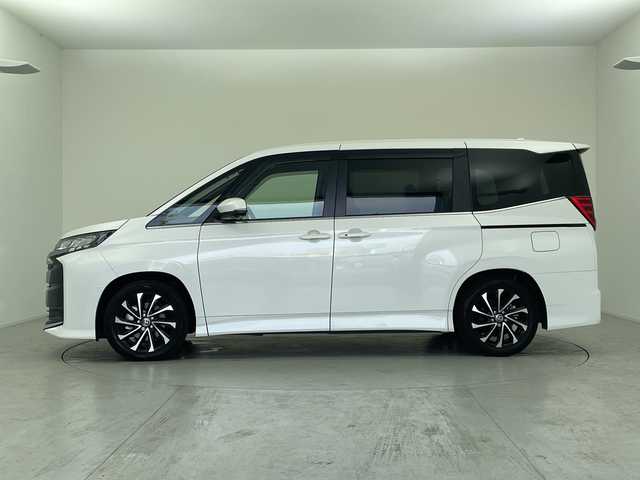 トヨタ ノア ハイブリッド 愛知県 2024(令6)年 0.8万km ホワイトパールクリスタルシャイン 純正10型ナビ/・AppleCarPlay/・Bluetooth/・フルセグ/・DVD/・CD/フリップダウンモニター/ETC/パノラマミックビューモニター/前後ドライブレコーダー/両側パワースライドドア/追従型クルコン/ABS/BSM/レーンキープアシスト/横滑り防止装置/イモビライザー/オートライト/オートマチックハイビーム/衝突軽減システム/LEDヘッドライト/純正アルミホイール