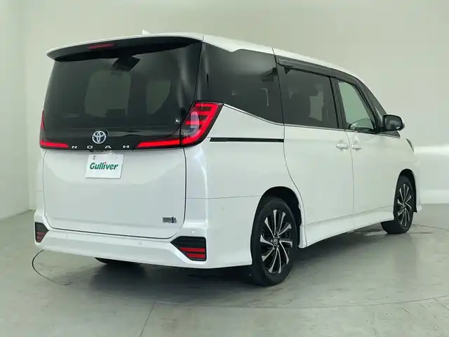 トヨタ ノア ハイブリッド 愛知県 2024(令6)年 0.8万km ホワイトパールクリスタルシャイン 純正10型ナビ/・AppleCarPlay/・Bluetooth/・フルセグ/・DVD/・CD/フリップダウンモニター/ETC/パノラマミックビューモニター/前後ドライブレコーダー/両側パワースライドドア/追従型クルコン/ABS/BSM/レーンキープアシスト/横滑り防止装置/イモビライザー/オートライト/オートマチックハイビーム/衝突軽減システム/LEDヘッドライト/純正アルミホイール