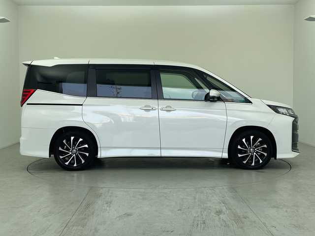 トヨタ ノア ハイブリッド 愛知県 2024(令6)年 0.8万km ホワイトパールクリスタルシャイン 純正10型ナビ/・AppleCarPlay/・Bluetooth/・フルセグ/・DVD/・CD/フリップダウンモニター/ETC/パノラマミックビューモニター/前後ドライブレコーダー/両側パワースライドドア/追従型クルコン/ABS/BSM/レーンキープアシスト/横滑り防止装置/イモビライザー/オートライト/オートマチックハイビーム/衝突軽減システム/LEDヘッドライト/純正アルミホイール
