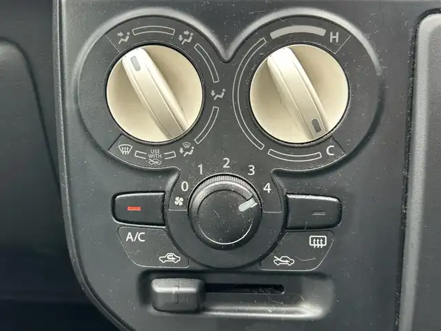 スズキ アルト L 静岡県 2015(平27)年 10万km シルキーシルバーメタリック CD再生/AUX入力端子/AM/FM/リモコンキー/運転席シートヒーター/ABS/横滑り防止装置/純正ドアバイザー/純正フロアマット/保証書/取扱説明書