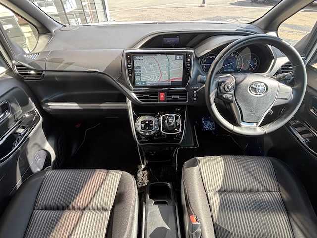 トヨタ ヴォクシー ハイブリッド ZS 煌Ⅱ 宮城県 2020(令2)年 5.7万km ホワイトパールクリスタルシャイン 登録時走行距離56155km/・ＡＬＰＩＮＥ１０ｉｎｔナビ/　CD/DVD/BT/・フルセグテレビ/・衝突軽減ブレーキ/・バックカメラ/・両側パワースライドドア/・コーナーセンサー前後/・ドライブレコーダー前後/・前席シートヒーター/・クルーズコントロール/・プッシュスタート/・スマートキー/・純正フロアマット