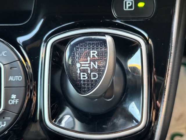 トヨタ ヴォクシー ハイブリッド ZS 煌Ⅱ 宮城県 2020(令2)年 5.7万km ホワイトパールクリスタルシャイン 登録時走行距離56155km/・ＡＬＰＩＮＥ１０ｉｎｔナビ/　CD/DVD/BT/・フルセグテレビ/・衝突軽減ブレーキ/・バックカメラ/・両側パワースライドドア/・コーナーセンサー前後/・ドライブレコーダー前後/・前席シートヒーター/・クルーズコントロール/・プッシュスタート/・スマートキー/・純正フロアマット