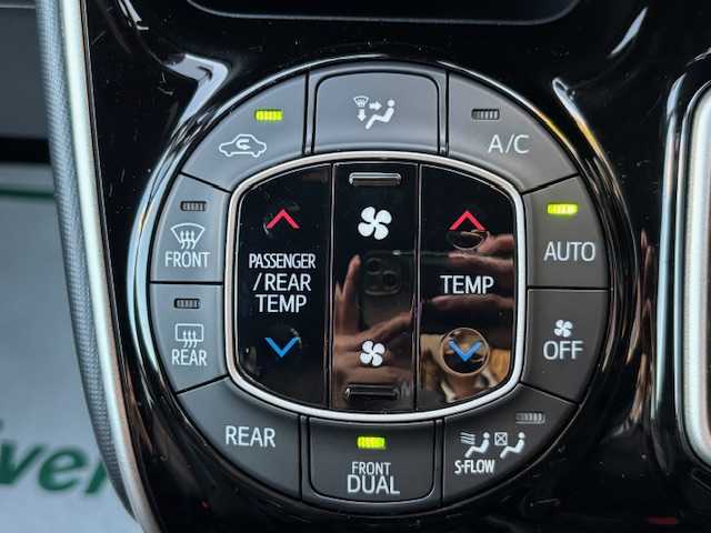 トヨタ ヴォクシー ハイブリッド ZS 煌Ⅱ 宮城県 2020(令2)年 5.7万km ホワイトパールクリスタルシャイン 登録時走行距離56155km/・ＡＬＰＩＮＥ１０ｉｎｔナビ/　CD/DVD/BT/・フルセグテレビ/・衝突軽減ブレーキ/・バックカメラ/・両側パワースライドドア/・コーナーセンサー前後/・ドライブレコーダー前後/・前席シートヒーター/・クルーズコントロール/・プッシュスタート/・スマートキー/・純正フロアマット