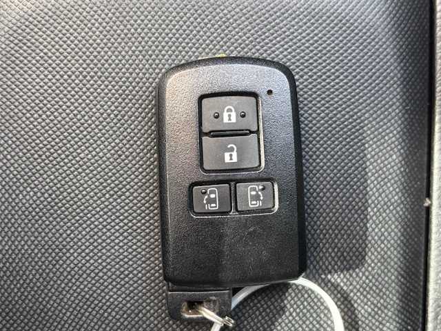 トヨタ ヴォクシー ハイブリッド ZS 煌Ⅱ 宮城県 2020(令2)年 5.7万km ホワイトパールクリスタルシャイン 登録時走行距離56155km/・ＡＬＰＩＮＥ１０ｉｎｔナビ/　CD/DVD/BT/・フルセグテレビ/・衝突軽減ブレーキ/・バックカメラ/・両側パワースライドドア/・コーナーセンサー前後/・ドライブレコーダー前後/・前席シートヒーター/・クルーズコントロール/・プッシュスタート/・スマートキー/・純正フロアマット