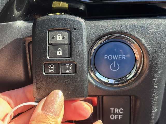 トヨタ ヴォクシー ハイブリッド ZS 煌Ⅱ 宮城県 2020(令2)年 5.7万km ホワイトパールクリスタルシャイン 登録時走行距離56155km/・ＡＬＰＩＮＥ１０ｉｎｔナビ/　CD/DVD/BT/・フルセグテレビ/・衝突軽減ブレーキ/・バックカメラ/・両側パワースライドドア/・コーナーセンサー前後/・ドライブレコーダー前後/・前席シートヒーター/・クルーズコントロール/・プッシュスタート/・スマートキー/・純正フロアマット