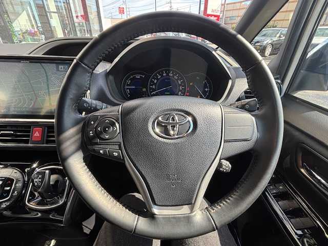 トヨタ ヴォクシー ハイブリッド ZS 煌Ⅱ 宮城県 2020(令2)年 5.7万km ホワイトパールクリスタルシャイン 登録時走行距離56155km/・ＡＬＰＩＮＥ１０ｉｎｔナビ/　CD/DVD/BT/・フルセグテレビ/・衝突軽減ブレーキ/・バックカメラ/・両側パワースライドドア/・コーナーセンサー前後/・ドライブレコーダー前後/・前席シートヒーター/・クルーズコントロール/・プッシュスタート/・スマートキー/・純正フロアマット