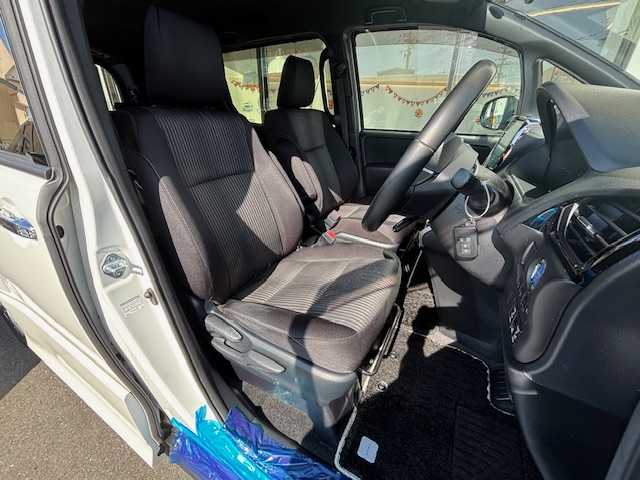 トヨタ ヴォクシー ハイブリッド ZS 煌Ⅱ 宮城県 2020(令2)年 5.7万km ホワイトパールクリスタルシャイン 登録時走行距離56155km/・ＡＬＰＩＮＥ１０ｉｎｔナビ/　CD/DVD/BT/・フルセグテレビ/・衝突軽減ブレーキ/・バックカメラ/・両側パワースライドドア/・コーナーセンサー前後/・ドライブレコーダー前後/・前席シートヒーター/・クルーズコントロール/・プッシュスタート/・スマートキー/・純正フロアマット