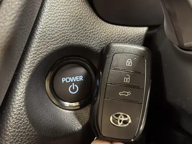 トヨタ カローラ クロス ハイブリッド Z 群馬県 2025(令7)年 0.2万km プラチナホワイトパールマイカ 10.5型純正ナビ(AM/FM BT USB フルセグTV)/追従型クルーズコントロール/パノラマルーフ/全方位カメラ/前席シートヒーター/シートベンチレーション/ステアリングヒーター/ステアリングスイッチ/左右独立温度コントロールオートエアコン/電動パワーバックドア/電動パーキングブレーキ/オートブレーキホールド/ブラインドスポットモニター/LEDヘッドライト/LEDターンライト/LEDクリアランスライト/イルミネーテッドエントリーシステム/充電用端子Type-C/フロントコンソールトレイ/センターコンソーボックス/シートバックポケット/リアセンターアームレスト/プッシュスタート