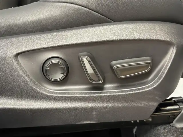 トヨタ カローラ クロス ハイブリッド Z 群馬県 2025(令7)年 0.2万km プラチナホワイトパールマイカ 10.5型純正ナビ(AM/FM BT USB フルセグTV)/追従型クルーズコントロール/パノラマルーフ/全方位カメラ/前席シートヒーター/シートベンチレーション/ステアリングヒーター/ステアリングスイッチ/左右独立温度コントロールオートエアコン/電動パワーバックドア/電動パーキングブレーキ/オートブレーキホールド/ブラインドスポットモニター/LEDヘッドライト/LEDターンライト/LEDクリアランスライト/イルミネーテッドエントリーシステム/充電用端子Type-C/フロントコンソールトレイ/センターコンソーボックス/シートバックポケット/リアセンターアームレスト/プッシュスタート