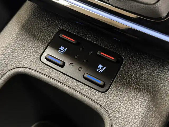 トヨタ カローラ クロス ハイブリッド Z 群馬県 2025(令7)年 0.2万km プラチナホワイトパールマイカ 10.5型純正ナビ(AM/FM BT USB フルセグTV)/追従型クルーズコントロール/パノラマルーフ/全方位カメラ/前席シートヒーター/シートベンチレーション/ステアリングヒーター/ステアリングスイッチ/左右独立温度コントロールオートエアコン/電動パワーバックドア/電動パーキングブレーキ/オートブレーキホールド/ブラインドスポットモニター/LEDヘッドライト/LEDターンライト/LEDクリアランスライト/イルミネーテッドエントリーシステム/充電用端子Type-C/フロントコンソールトレイ/センターコンソーボックス/シートバックポケット/リアセンターアームレスト/プッシュスタート