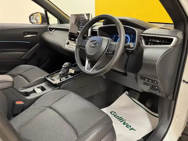 トヨタ カローラ クロス ハイブリッド Z 群馬県 2025(令7)年 0.2万km プラチナホワイトパールマイカ 10.5型純正ナビ(AM/FM BT USB フルセグTV)/追従型クルーズコントロール/パノラマルーフ/全方位カメラ/前席シートヒーター/シートベンチレーション/ステアリングヒーター/ステアリングスイッチ/左右独立温度コントロールオートエアコン/電動パワーバックドア/電動パーキングブレーキ/オートブレーキホールド/ブラインドスポットモニター/LEDヘッドライト/LEDターンライト/LEDクリアランスライト/イルミネーテッドエントリーシステム/充電用端子Type-C/フロントコンソールトレイ/センターコンソーボックス/シートバックポケット/リアセンターアームレスト/プッシュスタート