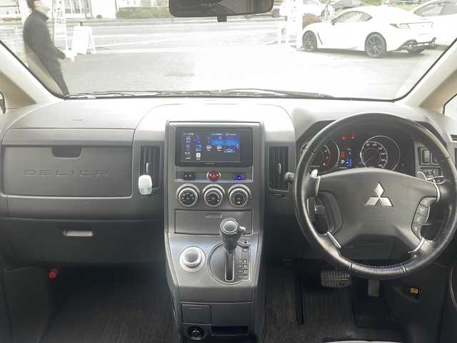 三菱 デリカＤ：５ G パワーパッケージ 福島県 2012(平24)年 10.4万km ウォームホワイトパール 社外SDナビゲーション/・KENWOOD/・フルセグTV/HDMI/BT/SD/CD/DVD/iPod/AM/FM/・SMART USEN/・バックカメラ/・ビルトインETC/D席パワーシート/両側パワースライドドア/・AUTOステップ/3列シート/・ウォークスルー/革張りステアリング/・ステアリングスイッチ/・パドルシフト/電動格納ミラー/・ウィンカーミラー/横滑り防止装置/HIDヘッドライト/・フォグランプ/・オートライト/フロアマット/ドアバイザー/純正18インチAW