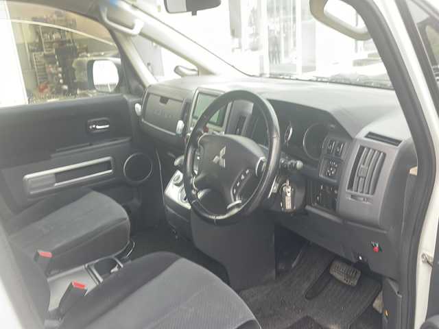 三菱 デリカＤ：５ G パワーパッケージ 福島県 2012(平24)年 10.4万km ウォームホワイトパール 社外SDナビゲーション/・KENWOOD/・フルセグTV/HDMI/BT/SD/CD/DVD/iPod/AM/FM/・SMART USEN/・バックカメラ/・ビルトインETC/D席パワーシート/両側パワースライドドア/・AUTOステップ/3列シート/・ウォークスルー/革張りステアリング/・ステアリングスイッチ/・パドルシフト/電動格納ミラー/・ウィンカーミラー/横滑り防止装置/HIDヘッドライト/・フォグランプ/・オートライト/フロアマット/ドアバイザー/純正18インチAW