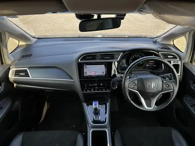 ホンダ シャトル ハイブリッド X 道央・札幌 2015(平27)年 15万km ティンテッドシルバーM ４WD/ワンオーナー/純正ディーラーOPナビ/CD/DVD/BT/フルセグ/衝突被害軽減ブレーキ/横滑り防止装置/クルーズコントロール/バックカメラ/ETC/ドライブレコーダー/アイドリングストップ/ECONモード/ワイパーデアイサー/ハーフレザーシート/革巻きステアリング/ステアリングリモコン/パドルシフト/MTモード付AT/プッシュスタート/スマートキー/HIDヘッドライト/オートライト/フォグランプ/電動格納ミラー/ヒーテッドドアミラー/ウィンカーミラー/純正フロアマット/ドアバイザー/スペアキー/純正エンジンスターター/純正AW付冬タイヤ積込/185/60/R15/2023年/山5mm