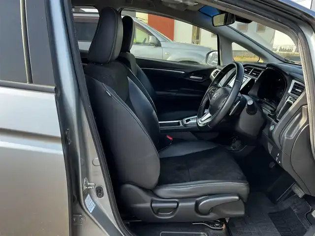 ホンダ シャトル ハイブリッド X 道央・札幌 2015(平27)年 15万km ティンテッドシルバーM ４WD/ワンオーナー/純正ディーラーOPナビ/CD/DVD/BT/フルセグ/衝突被害軽減ブレーキ/横滑り防止装置/クルーズコントロール/バックカメラ/ETC/ドライブレコーダー/アイドリングストップ/ECONモード/ワイパーデアイサー/ハーフレザーシート/革巻きステアリング/ステアリングリモコン/パドルシフト/MTモード付AT/プッシュスタート/スマートキー/HIDヘッドライト/オートライト/フォグランプ/電動格納ミラー/ヒーテッドドアミラー/ウィンカーミラー/純正フロアマット/ドアバイザー/スペアキー/純正エンジンスターター/純正AW付冬タイヤ積込/185/60/R15/2023年/山5mm