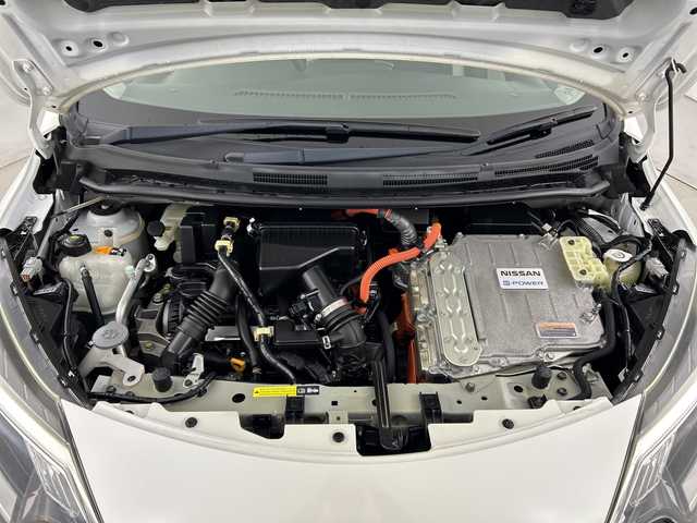 日産 ノート e－パワー X 愛知県 2017(平29)年 8.8万km ブリリアントホワイトパール 禁煙車/純正7インチナビ/（AM/FM/フルセグTV/Bluetooth/CD/DVD）/全方位カメラ/衝突軽減ブレーキ/レーンキープアシスト/コーナーセンサー/インテリジェントルームミラー/ETC/ドライブレコーダー/15インチアルミホイール/スマートキー/プッシュスタート/オートライト/LEDヘッドライト/ドアバイザー/純正フロアマット/横滑り防止機能/電動格納ミラー