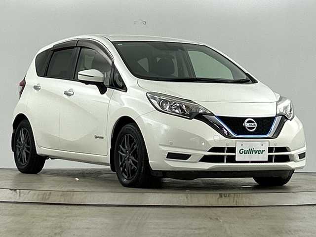 日産 ノート e－パワー X 愛知県 2017(平29)年 8.8万km ブリリアントホワイトパール 禁煙車/純正7インチナビ/（AM/FM/フルセグTV/Bluetooth/CD/DVD）/全方位カメラ/衝突軽減ブレーキ/レーンキープアシスト/コーナーセンサー/インテリジェントルームミラー/ETC/ドライブレコーダー/15インチアルミホイール/スマートキー/プッシュスタート/オートライト/LEDヘッドライト/ドアバイザー/純正フロアマット/横滑り防止機能/電動格納ミラー