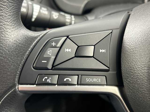 日産 ノート e－パワー X 愛知県 2017(平29)年 8.8万km ブリリアントホワイトパール 禁煙車/純正7インチナビ/（AM/FM/フルセグTV/Bluetooth/CD/DVD）/全方位カメラ/衝突軽減ブレーキ/レーンキープアシスト/コーナーセンサー/インテリジェントルームミラー/ETC/ドライブレコーダー/15インチアルミホイール/スマートキー/プッシュスタート/オートライト/LEDヘッドライト/ドアバイザー/純正フロアマット/横滑り防止機能/電動格納ミラー