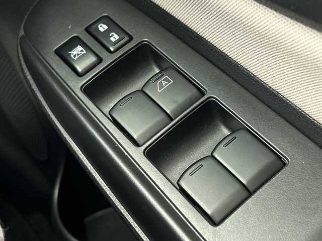 日産 ノート e－パワー X 愛知県 2017(平29)年 8.8万km ブリリアントホワイトパール 禁煙車/純正7インチナビ/（AM/FM/フルセグTV/Bluetooth/CD/DVD）/全方位カメラ/衝突軽減ブレーキ/レーンキープアシスト/コーナーセンサー/インテリジェントルームミラー/ETC/ドライブレコーダー/15インチアルミホイール/スマートキー/プッシュスタート/オートライト/LEDヘッドライト/ドアバイザー/純正フロアマット/横滑り防止機能/電動格納ミラー