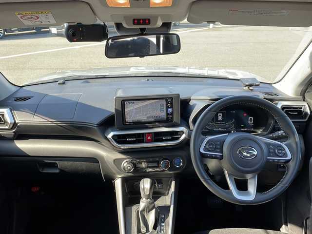 ダイハツ ロッキー プレミアム G HEV 香川県 2022(令4)年 4.2万km グレーⅡ 次世代スマートアシスト/・衝突警報機能 /・ 衝突回避支援ブレーキ機能/・ブレーキ制御付誤発進抑制機能/・車線逸脱警報機能/・車線逸脱抑制制御機能/・アダプティブクルーズコントロール (ACC)/・先行車発進お知らせ機能/・標識認識機能/・ブラインドスポットモニター/・リヤクロストラフィックアラート/純正7型メモリナビ（NMZK-W72D）/・フルセグTV/・Bluetooth接続/・AM/FM/・CD/DVD/シーケンシャルウインカー/バックカメラ/コーナーセンサー/２トーンカラー/LEDヘッドライト/LEDフォグランプ/レーダークルーズコントロール/ハーフレザーシート/前席シートヒーター/電動パーキングブレーキ/USBポート/AC100V/純正17インチアルミホイール/純正フロアマット/純正ドアバイザー/プッシュスタート/スマートキー/ステアリングリモコン/ウィンカーミラー/ISOFIX/ETC