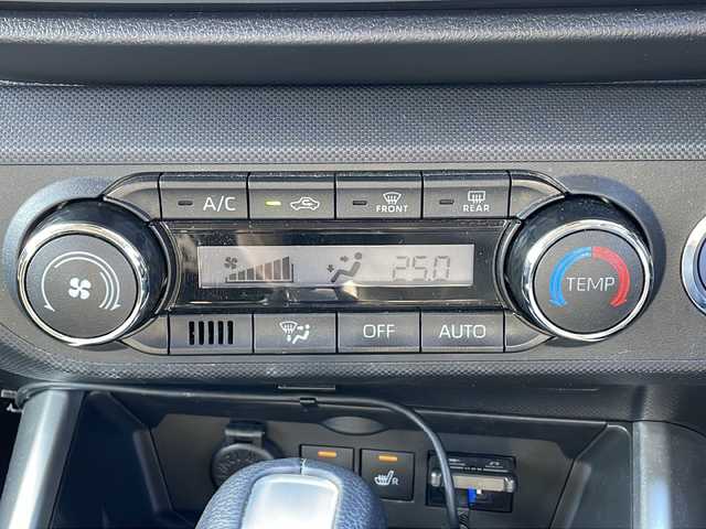 ダイハツ ロッキー プレミアム G HEV 香川県 2022(令4)年 4.2万km グレーⅡ 次世代スマートアシスト/・衝突警報機能 /・ 衝突回避支援ブレーキ機能/・ブレーキ制御付誤発進抑制機能/・車線逸脱警報機能/・車線逸脱抑制制御機能/・アダプティブクルーズコントロール (ACC)/・先行車発進お知らせ機能/・標識認識機能/・ブラインドスポットモニター/・リヤクロストラフィックアラート/純正7型メモリナビ（NMZK-W72D）/・フルセグTV/・Bluetooth接続/・AM/FM/・CD/DVD/シーケンシャルウインカー/バックカメラ/コーナーセンサー/２トーンカラー/LEDヘッドライト/LEDフォグランプ/レーダークルーズコントロール/ハーフレザーシート/前席シートヒーター/電動パーキングブレーキ/USBポート/AC100V/純正17インチアルミホイール/純正フロアマット/純正ドアバイザー/プッシュスタート/スマートキー/ステアリングリモコン/ウィンカーミラー/ISOFIX/ETC