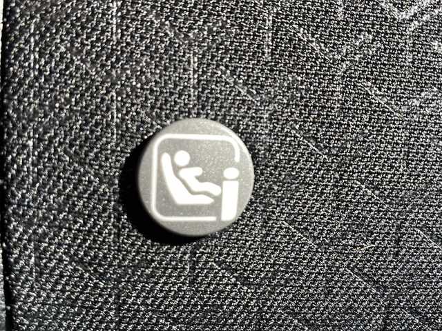 ダイハツ ロッキー プレミアム G HEV 香川県 2022(令4)年 4.2万km グレーⅡ 次世代スマートアシスト/・衝突警報機能 /・ 衝突回避支援ブレーキ機能/・ブレーキ制御付誤発進抑制機能/・車線逸脱警報機能/・車線逸脱抑制制御機能/・アダプティブクルーズコントロール (ACC)/・先行車発進お知らせ機能/・標識認識機能/・ブラインドスポットモニター/・リヤクロストラフィックアラート/純正7型メモリナビ（NMZK-W72D）/・フルセグTV/・Bluetooth接続/・AM/FM/・CD/DVD/シーケンシャルウインカー/バックカメラ/コーナーセンサー/２トーンカラー/LEDヘッドライト/LEDフォグランプ/レーダークルーズコントロール/ハーフレザーシート/前席シートヒーター/電動パーキングブレーキ/USBポート/AC100V/純正17インチアルミホイール/純正フロアマット/純正ドアバイザー/プッシュスタート/スマートキー/ステアリングリモコン/ウィンカーミラー/ISOFIX/ETC