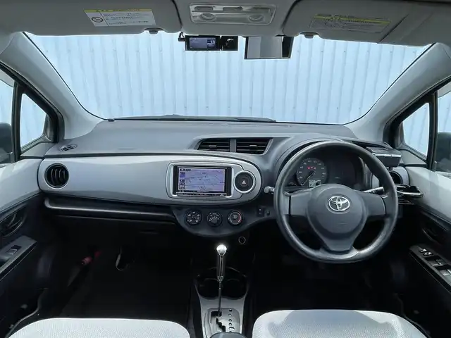 トヨタ ヴィッツ F 滋賀県 2011(平23)年 10.7万km グレーメタリック 社外SDナビ/・AM/FM/・Bluetooth/・Blu-ray/・CD/DVD/前後ドラレコ/LEDヘッドライト/オートライト/フォグライト/電動格納ミラー