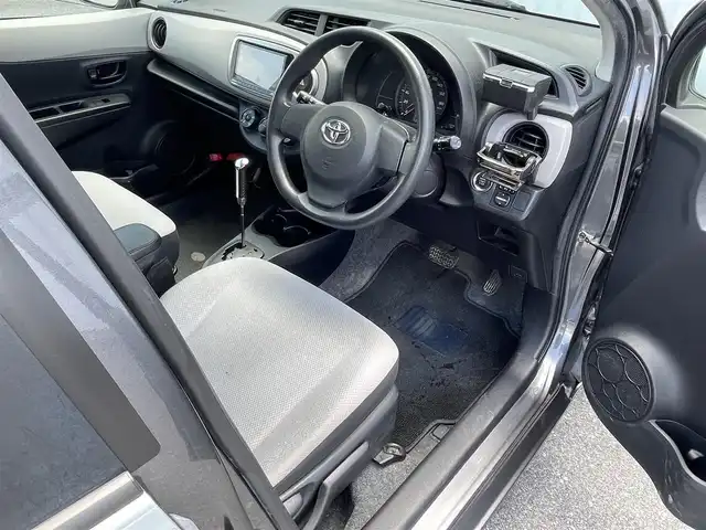 トヨタ ヴィッツ F 滋賀県 2011(平23)年 10.7万km グレーメタリック 社外SDナビ/・AM/FM/・Bluetooth/・Blu-ray/・CD/DVD/前後ドラレコ/LEDヘッドライト/オートライト/フォグライト/電動格納ミラー