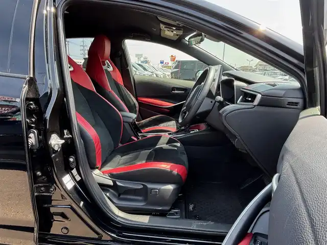 トヨタ カローラ スポーツ ハイブリッドG Z 宮城県 2022(令4)年 0.8万km アティチュードブラックマイカ 10.5インチディスプレイオーディオプラス/・10.5インチディスプレイ/・車載ナビ/・ETC2.0/革コンビシートセット/・ハーフレザーシート/・シートバックポケット（運転席）/パーキングサポートブレーキ（後方接近車両）/ブラインドスポットモニター/安心降車アシスト/＝＝＝/セーフティセンス/・プリクラッシュセーフティ/・レーントレーシングアシスト/・レーンディパーチャーアラート/・全車速追従機能/停止保持機能付付クルーズコントロール/・オートマチックハイビーム/・ロードサインアシスト/・ドライバー異常時対応システム/・プロアクティブドライビングアシスト/・発進遅れ告知機能/パーキングサポートブレーキ（前後方静止物）/シートヒーター/革巻きステアリング/ステアリングスイッチ/電動パーキングブレーキ/ブレーキホールド/LEDヘッドランプ/LEDデイライト/電動格納ミラー/純正18インチAW/フロアマット/ドアバイザー/トノカバー/W/サイド/カーテンエアバッグ
