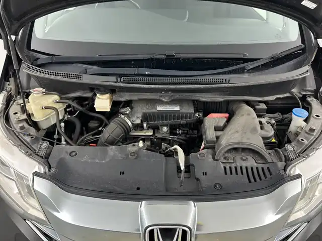 ホンダ ステップワゴン スパーダ ホンダセンシング 愛知県 2016(平28)年 7万km プレミアムスパークルブラックパール 純正9インチナビ/（CD/DVD/USB/Bluetooth/フルセグTV)/バックカメラ/フリップダウンモニター/ホンダセンシング/・衝突軽減ブレーキ〈CMBS〉/・ACC〈アダプティブ・クルーズ・コントロール〉/・LKAS〈車線維持支援システム〉/・路外逸脱抑制機能/・誤発進抑制機能/・先行車発進お知らせ機能/・標識認識機能/ETC/両側パワースライドドア/パドルシフト/アイドリングストップ/プッシュスタート/スマートキー/純正フロアマット/純正16インチアルミホイール/LEDヘッドライト/フロントフォグランプ/横滑り防止装置