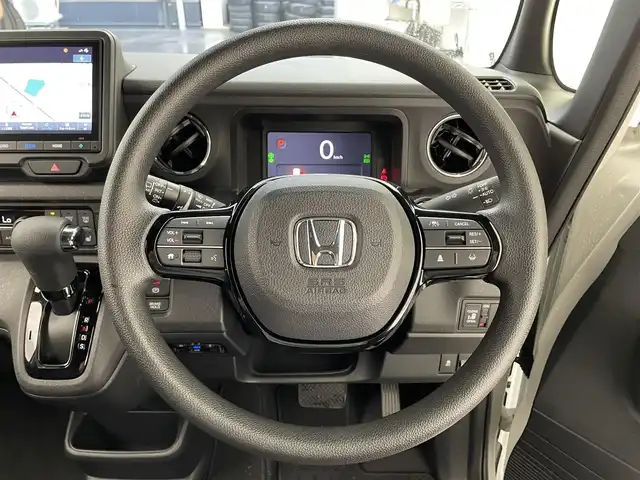 ホンダ Ｎ ＢＯＸ カスタム 滋賀県 2024(令6)年 0.4万km プラチナホワイトパール 禁煙車/純正８型ナビ（Ｂｌｕｅｔｏｏｔｈ／ＵＳＢ／ＦＭ／ＡＭ／フルセグ）バックカメラ/ホンダセンシング（衝突軽減／レーダークルコン／路外逸脱／標識認識）/リアパーキングセンサー/ビルトインＥＴＣ/純正14インチアルミホイール/純正フロアマット