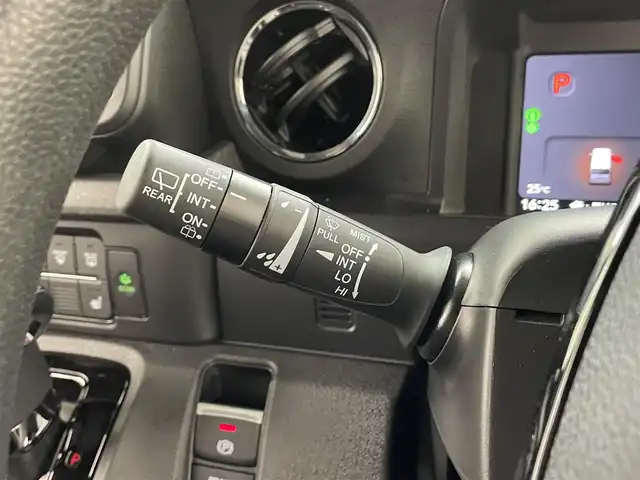 ホンダ Ｎ ＢＯＸ カスタム 滋賀県 2024(令6)年 0.4万km プラチナホワイトパール 禁煙車/純正８型ナビ（Ｂｌｕｅｔｏｏｔｈ／ＵＳＢ／ＦＭ／ＡＭ／フルセグ）バックカメラ/ホンダセンシング（衝突軽減／レーダークルコン／路外逸脱／標識認識）/リアパーキングセンサー/ビルトインＥＴＣ/純正14インチアルミホイール/純正フロアマット