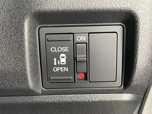 ホンダ Ｎ ＢＯＸ カスタム 滋賀県 2024(令6)年 0.4万km プラチナホワイトパール 禁煙車/純正８型ナビ（Ｂｌｕｅｔｏｏｔｈ／ＵＳＢ／ＦＭ／ＡＭ／フルセグ）バックカメラ/ホンダセンシング（衝突軽減／レーダークルコン／路外逸脱／標識認識）/リアパーキングセンサー/ビルトインＥＴＣ/純正14インチアルミホイール/純正フロアマット