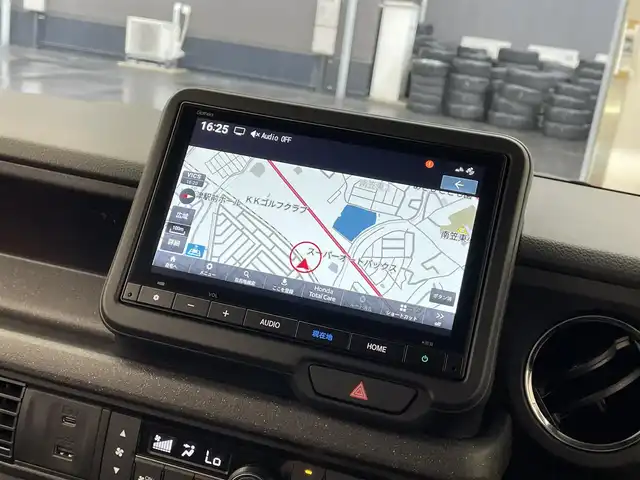 ホンダ Ｎ ＢＯＸ カスタム 滋賀県 2024(令6)年 0.4万km プラチナホワイトパール 禁煙車/純正８型ナビ（Ｂｌｕｅｔｏｏｔｈ／ＵＳＢ／ＦＭ／ＡＭ／フルセグ）バックカメラ/ホンダセンシング（衝突軽減／レーダークルコン／路外逸脱／標識認識）/リアパーキングセンサー/ビルトインＥＴＣ/純正14インチアルミホイール/純正フロアマット
