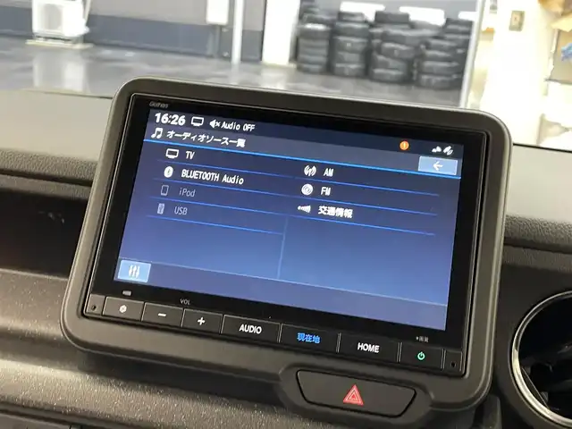 ホンダ Ｎ ＢＯＸ カスタム 滋賀県 2024(令6)年 0.4万km プラチナホワイトパール 禁煙車/純正８型ナビ（Ｂｌｕｅｔｏｏｔｈ／ＵＳＢ／ＦＭ／ＡＭ／フルセグ）バックカメラ/ホンダセンシング（衝突軽減／レーダークルコン／路外逸脱／標識認識）/リアパーキングセンサー/ビルトインＥＴＣ/純正14インチアルミホイール/純正フロアマット