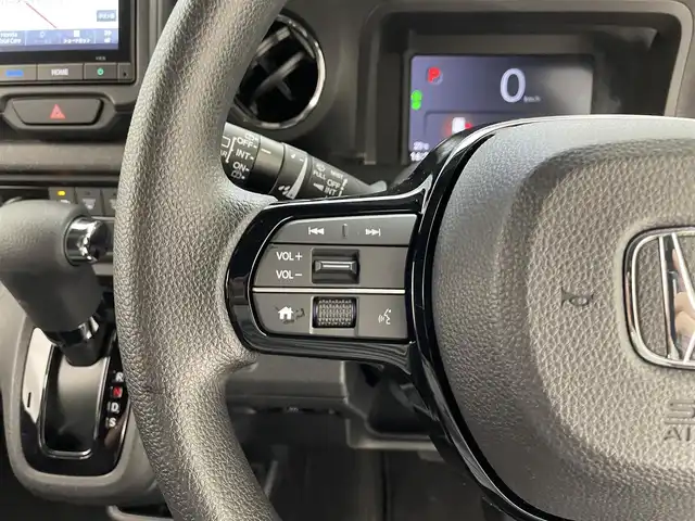 ホンダ Ｎ ＢＯＸ カスタム 滋賀県 2024(令6)年 0.4万km プラチナホワイトパール 禁煙車/純正８型ナビ（Ｂｌｕｅｔｏｏｔｈ／ＵＳＢ／ＦＭ／ＡＭ／フルセグ）バックカメラ/ホンダセンシング（衝突軽減／レーダークルコン／路外逸脱／標識認識）/リアパーキングセンサー/ビルトインＥＴＣ/純正14インチアルミホイール/純正フロアマット