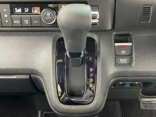 ホンダ Ｎ ＢＯＸ カスタム 滋賀県 2024(令6)年 0.4万km プラチナホワイトパール 禁煙車/純正８型ナビ（Ｂｌｕｅｔｏｏｔｈ／ＵＳＢ／ＦＭ／ＡＭ／フルセグ）バックカメラ/ホンダセンシング（衝突軽減／レーダークルコン／路外逸脱／標識認識）/リアパーキングセンサー/ビルトインＥＴＣ/純正14インチアルミホイール/純正フロアマット