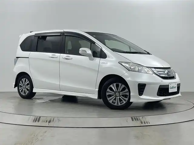 ホンダ フリード ハイブリット ジャストセレクション 埼玉県 2013(平25)年 6.4万km ホワイトオーキッドパール 純正ナビ/地図SDなし/バックカメラ/ビルトインETC/革巻きハンドル/ハーフレザーシート/ヒーデットミラー/純正15インチアルミホイール/２列目ベンチシート/オートライト/両側電動スライドドア/クルーズコントロール/コーナーセンサー/ウインカーミラー/ドアバイザー/純正フロアマット