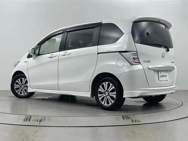 ホンダ フリード ハイブリット ジャストセレクション 埼玉県 2013(平25)年 6.4万km ホワイトオーキッドパール 純正ナビ/地図SDなし/バックカメラ/ビルトインETC/革巻きハンドル/ハーフレザーシート/ヒーデットミラー/純正15インチアルミホイール/２列目ベンチシート/オートライト/両側電動スライドドア/クルーズコントロール/コーナーセンサー/ウインカーミラー/ドアバイザー/純正フロアマット