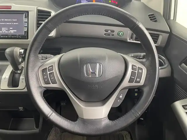 ホンダ フリード ハイブリット ジャストセレクション 埼玉県 2013(平25)年 6.4万km ホワイトオーキッドパール 純正ナビ/地図SDなし/バックカメラ/ビルトインETC/革巻きハンドル/ハーフレザーシート/ヒーデットミラー/純正15インチアルミホイール/２列目ベンチシート/オートライト/両側電動スライドドア/クルーズコントロール/コーナーセンサー/ウインカーミラー/ドアバイザー/純正フロアマット