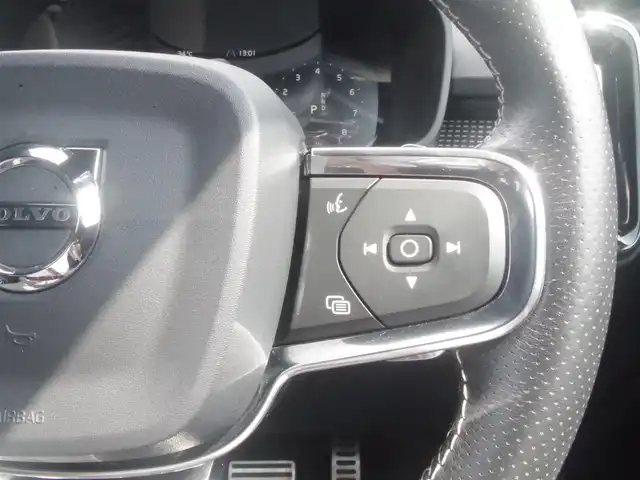 ボルボ ＸＣ４０ T4 AWD Rデザイン 岩手県 2018(平30)年 5万km クリスタルホワイトP インテリセーフ /LKA/BLIS/CTA/ACC/パイロットアシスト/純正ナビ/フルセグTV/全方位カメラ/パークアシスト/ハーフレザー /シートヒーター/パワーシート /パワーバックドア/LEDライト/エクステリアスタイリングキット