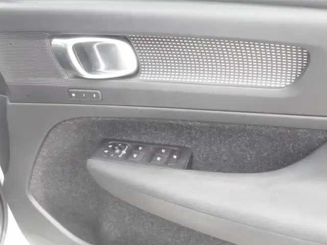 ボルボ ＸＣ４０ T4 AWD Rデザイン 岩手県 2018(平30)年 5万km クリスタルホワイトP インテリセーフ /LKA/BLIS/CTA/ACC/パイロットアシスト/純正ナビ/フルセグTV/全方位カメラ/パークアシスト/ハーフレザー /シートヒーター/パワーシート /パワーバックドア/LEDライト/エクステリアスタイリングキット