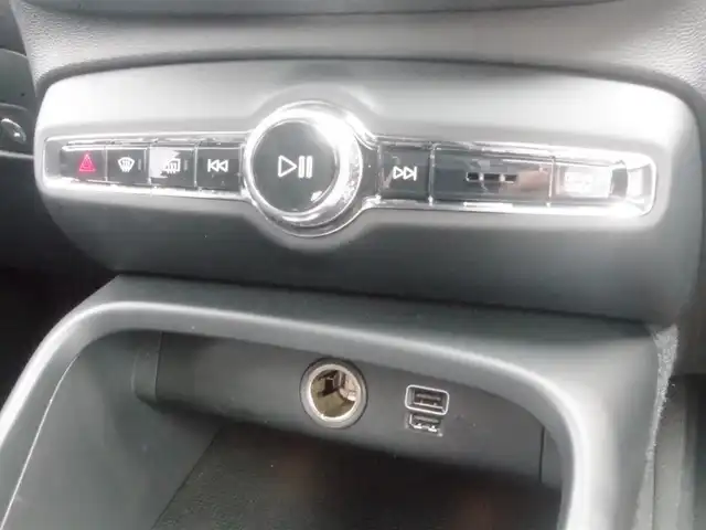 ボルボ ＸＣ４０ T4 AWD Rデザイン 岩手県 2018(平30)年 5万km クリスタルホワイトP インテリセーフ /LKA/BLIS/CTA/ACC/パイロットアシスト/純正ナビ/フルセグTV/全方位カメラ/パークアシスト/ハーフレザー /シートヒーター/パワーシート /パワーバックドア/LEDライト/エクステリアスタイリングキット