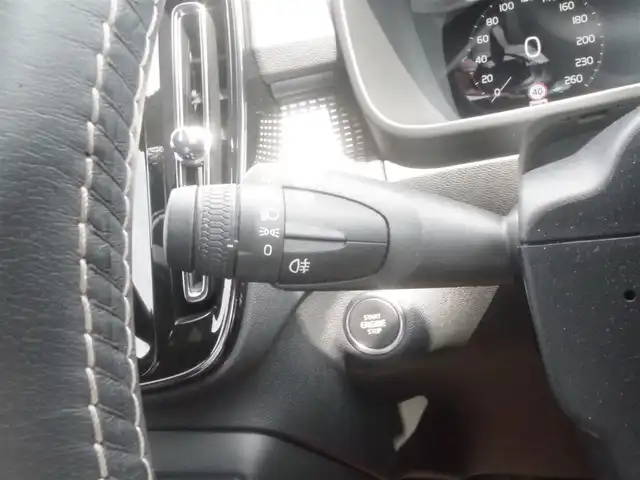 ボルボ ＸＣ４０ T4 AWD Rデザイン 岩手県 2018(平30)年 5万km クリスタルホワイトP インテリセーフ /LKA/BLIS/CTA/ACC/パイロットアシスト/純正ナビ/フルセグTV/全方位カメラ/パークアシスト/ハーフレザー /シートヒーター/パワーシート /パワーバックドア/LEDライト/エクステリアスタイリングキット